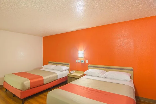 2 Queen Beds - Non-Smoking, Micfridge, View، Motel6 Saanichton, BC - Victoria Airport 2/10