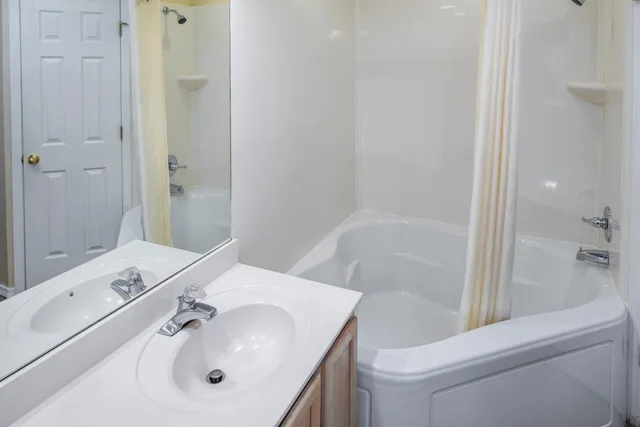 2 Bedroom Suite King Bed Queen Bed and Sleeper Sofa، The Suites At Fall Creek 3/3