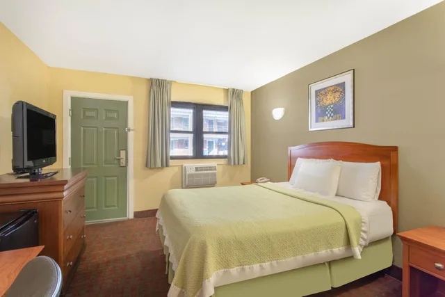 Room, Queen Bed, Bathtub, Accessible, Days Inn by Wyndham Elmsford / White Plains 1/6