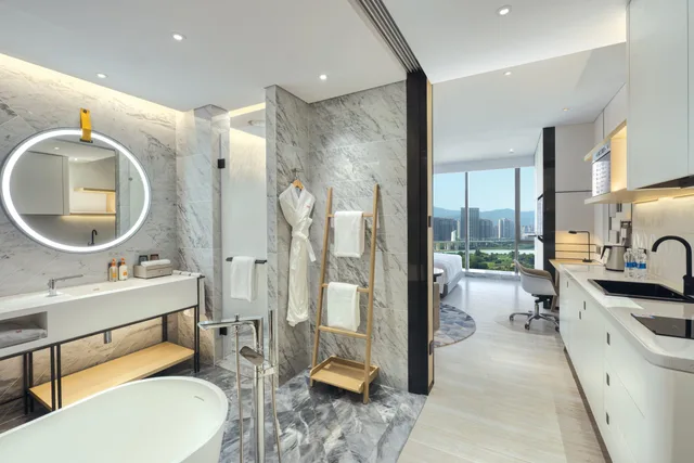غرفة بسرير كينج بمطبخ صغير، Crowne Plaza Quanzhou Riverview 2/2