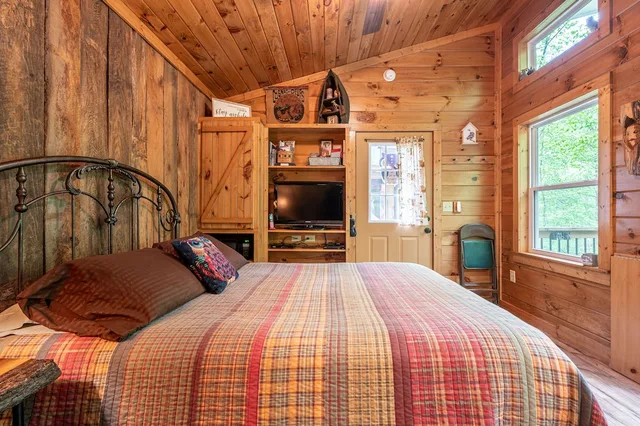 Overwater, Basic, Queen Bed, River View، The Owls Perch 2/2