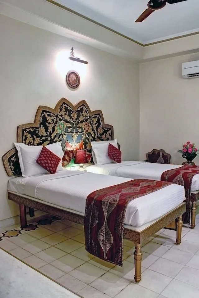 Deluxe, Queen Bed, PALACE ON GANGES 3/10