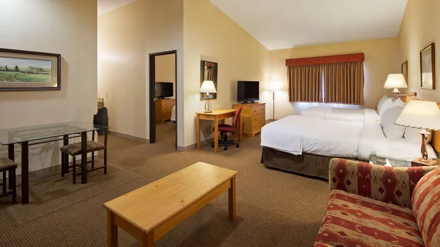 جناح عائلي بسرير كينج وسريرين كوين، Best Western Golden Spike Inn & Suites 4/7