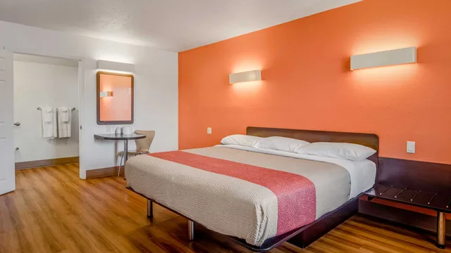 1 King Bed - Mobility Accessible RI Shower Nsmk، Motel6 Youngstown, OH 4/5