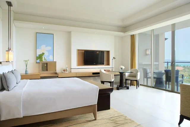استوديو بسرير كينج بإطلالة على البحر، Renaissance Sanya Resort and Spa 2/7