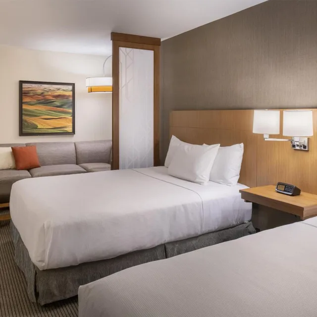 غرفة بسرير كوين بإطلالة على النهر مع أريكة، Hyatt Place East Moline/Quad Cities 1/3