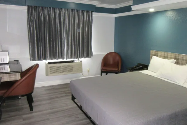 غرفة بسرير كينج، Rodeway Inn Commerce - Los Angeles 1/5