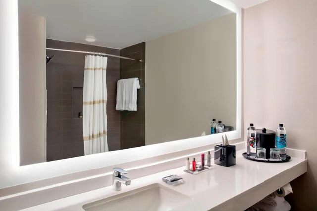 غرفة قياسية بسريرين كوين بحوض استحمام لذوي الإعاقة، Fort Lauderdale Marriott Coral Springs Hotel & Convention Center 6/10
