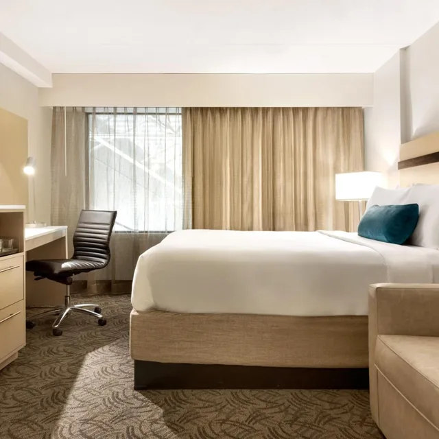 غرفة بسرير كوين مع أريكة لذوي الإعاقة، Holiday Inn Bloomington Normal 2/7