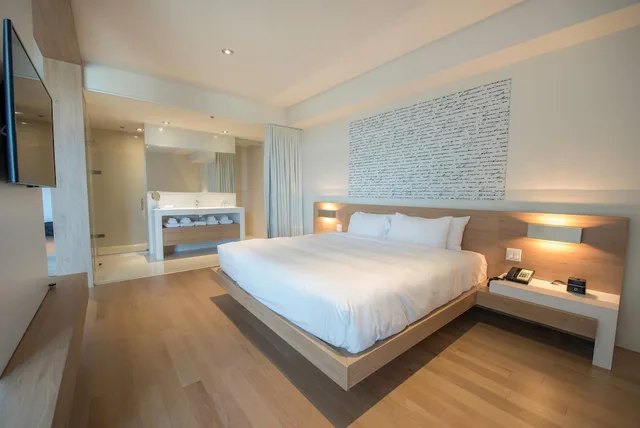 جناح بسرير كينج بإطلالة على البحيرة، Hotel du Domaine, an Ascend Collection Hotel 1/2