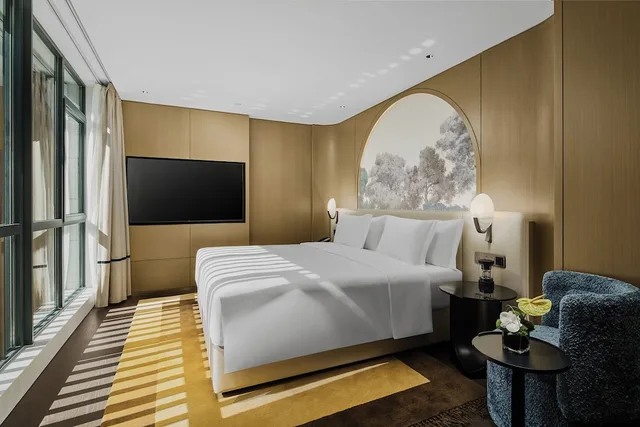 1 Bedroom, Suite, King Bed, Dining Area، Hotel Indigo Wuxi Qingming Bridge by IHG 1/4