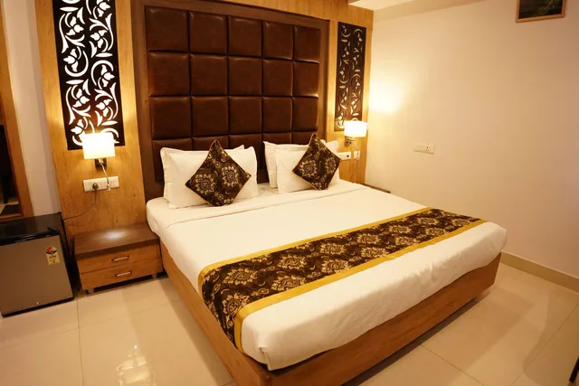 غرفة تنفيذية، The Grand Radiant 1/2