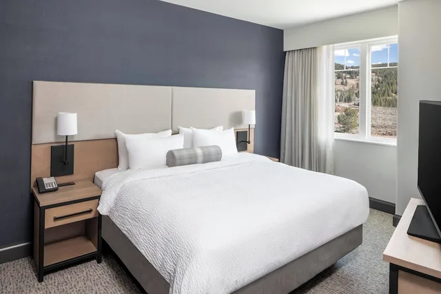 جناح بسرير كينج بشرفة بغرفة نوم واحدة مع أريكة لذوي الإعاقة، Residence Inn Big Sky the Wilson Hotel 2/5