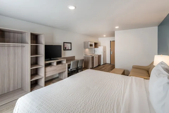 غرفة قياسية بسرير كينج مع أريكة، WoodSpring Suites Tacoma - Lakewood 2/4