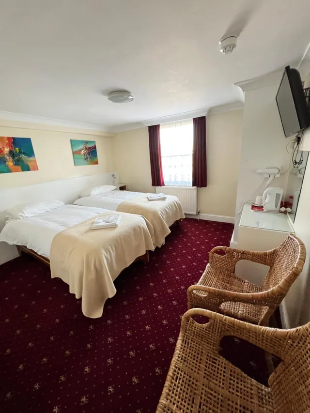 غرفة بسريرين منفصلين بحمام خاص، Melbourne House 9/10