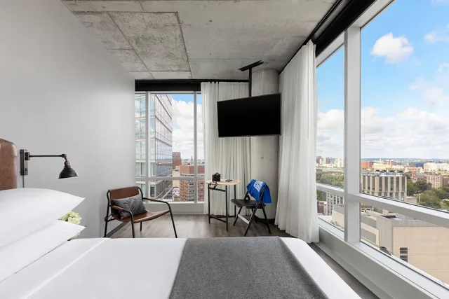 غرفة بسرير كوين بإطلالة على المدينة لذوي الإعاقة، Moxy Boston Downtown 3/6