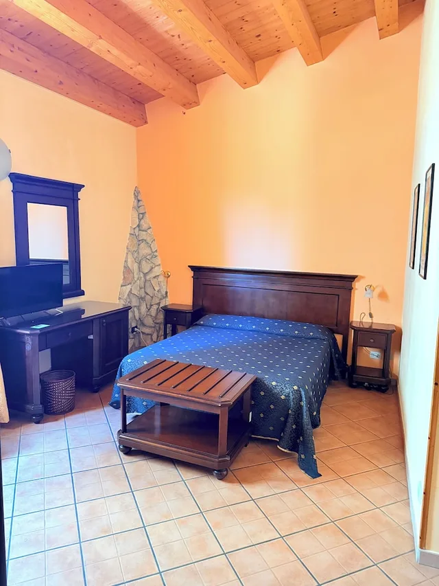 غرفة اقتصادية رباعية بسرير مزدوج وسرير بطابقين بإطلالة على الفناء، Hotel Archimede Ortigia 1/3