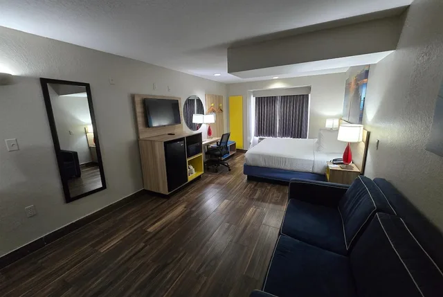 جناح استوديو بسرير كينج، Days Inn And Suites By Wyndham Tampa Raymond James Stadium 7/10