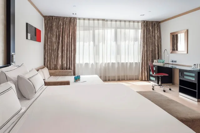 غرفة غراند بريميوم بسرير مزدوج وسريرين منفصلين، Melia Madrid Princesa Hotel 2/2