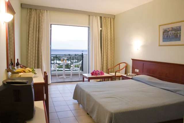 غرفة عائلية بسريرين منفصلين بإطلالة على الحديقة مع أريكة، Mare Village Ierapetra 6/10