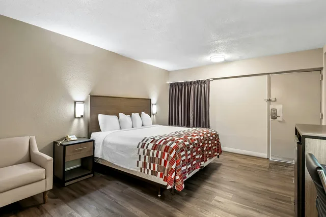 غرفة قياسية بسرير كوين، Red Carpet Inn Washington DC 3/7