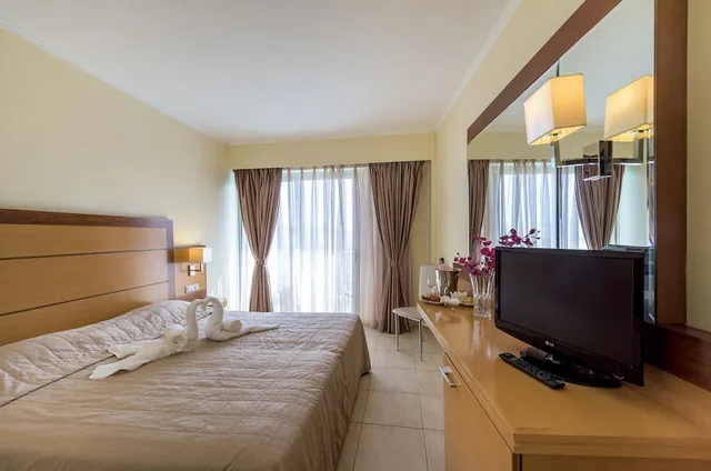 غرفة قياسية بسريرين منفصلين، Manousos City Hotel 1/7