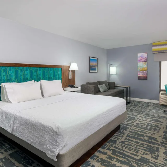 غرفة كبيرة بسرير كينج مع أريكة، Hampton Inn Salisbury, MD 1/3