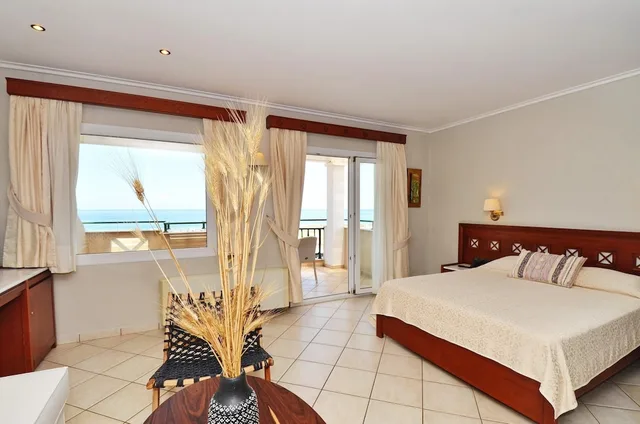 جناح جونيور بسرير كوين بإطلالة على البحر مع أريكة، Evilion Sea And Sun Hotel 1/2