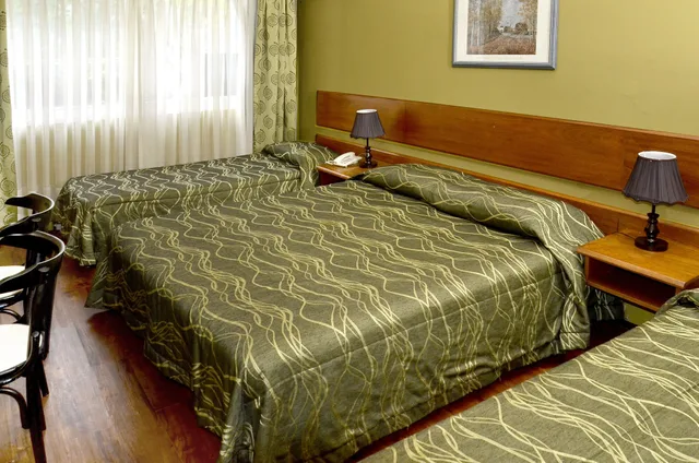 غرفة ثلاثية، Hispano Hotel 5/10