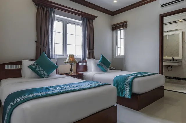Deluxe, Triple, 1 Queen and 1 Single Bed, Partial River View، Ibiza Riverfront Hotel Da Nang 2/9