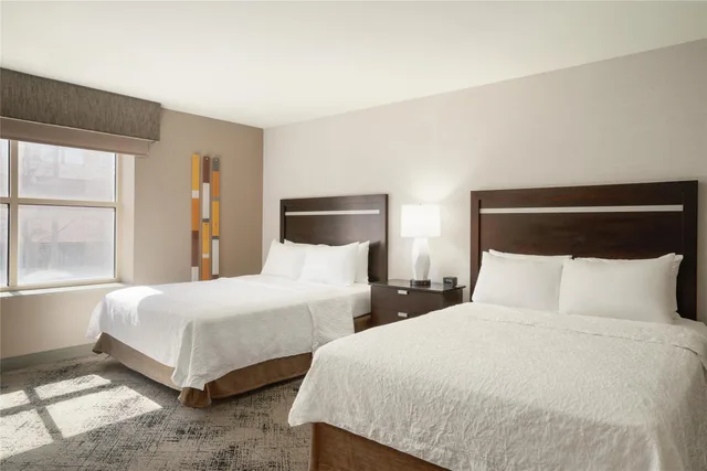غرفة بسريرين كوين بحوض استحمام لذوي الإعاقة، Hampton Inn Portland Downtown Waterfront 1/3
