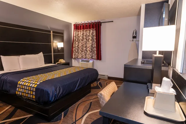 غرفة قياسية بسرير كينج، Coratel Inn & Suites by Jasper Hastings 4/10