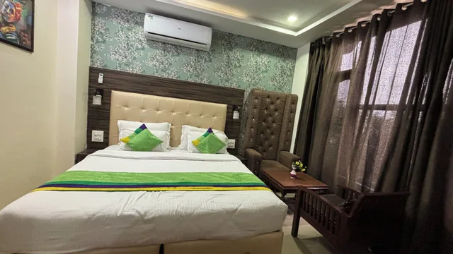 غرفة بريميوم بسرير كوين وسريرين منفصلين، Treebo Roshan House 3/10