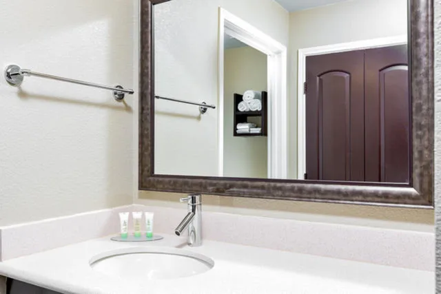 جناح استوديو بسرير كينج لذوي الإعاقة، Staybridge Suites College Station 1/3