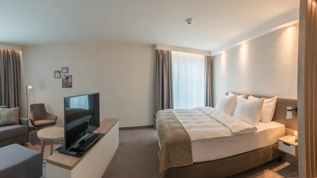 غرفة بريميوم بسرير كينج مع أريكة، Holiday Inn Hamburg Berliner Tor 4/7
