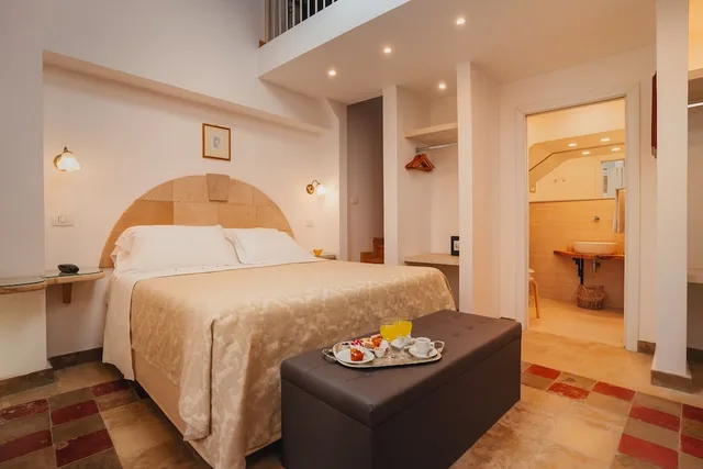 غرفة ديلوكس بسرير كوين وسريرين منفصلين، Antico Borgo Villa Giulia 1/2