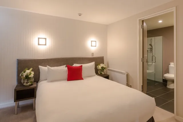إقامة ديلوكس بسرير كينج وسريرين منفصلين بإطلالة على البحيرة بغرفتي نوم، Hilton Queenstown Resort and Spa 1/10