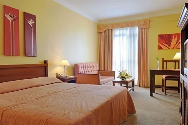 غرفة سوبيريور بسرير كينج وسرير فردي، Gold Crest Hotel 2/7