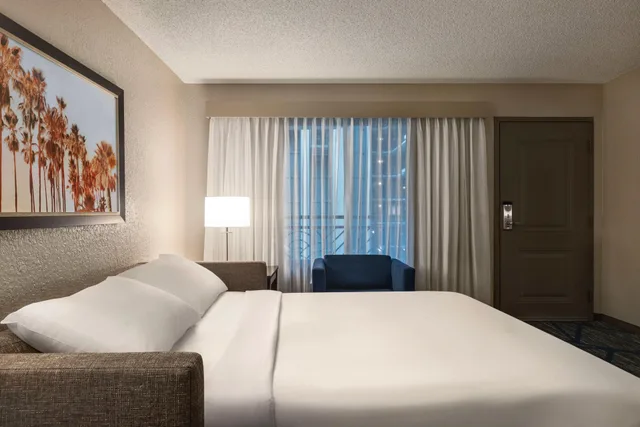 جناح بريميوم بسرير كينج بغرفتين، Embassy Suites by Hilton Miami International Airport 1/5