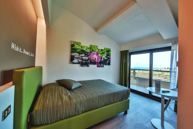 غرفة ديلوكس مفردة بإطلالة على البحيرة بشرفة، Hotel Ideal 2/3