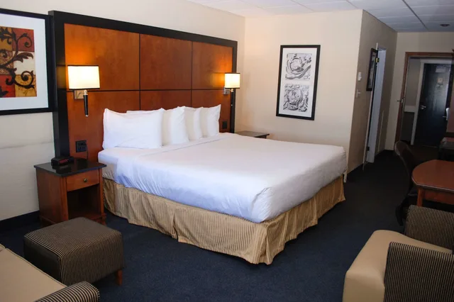 غرفة قياسية بسرير كوين بإطلالة على البحيرة مع أريكة، Rodeway Inn Grand Falls 1/2