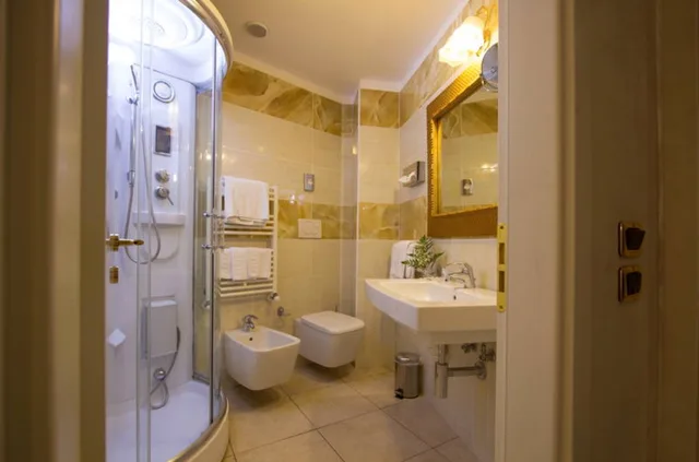 غرفة رباعية بإطلالة على البحر، Hotel Diplomat Palace 2/2