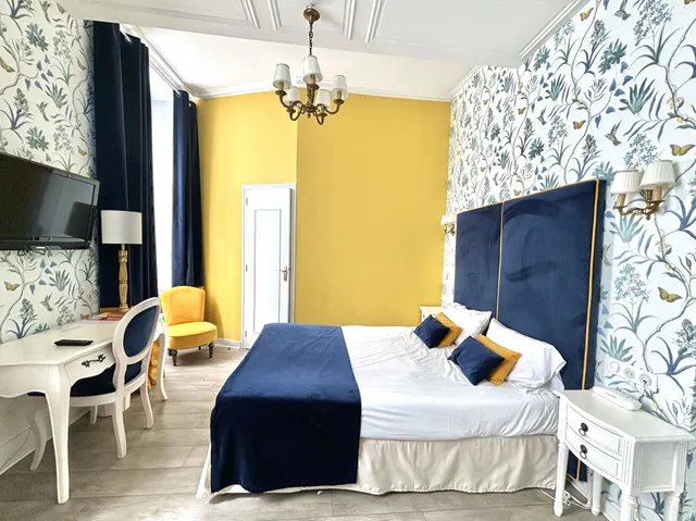Superior, Queen Bed, Hotel Du Mail 4/10