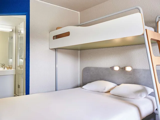 Room, Triple, Multiple Beds، Ibis Budget Versailles Chateau Saint Cyr 4/5