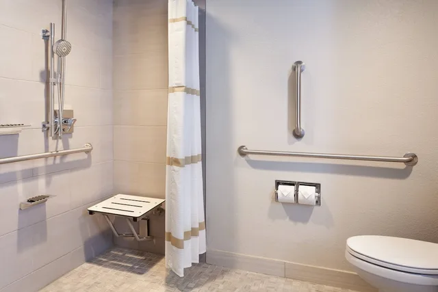 غرفة بسرير كينج مع أريكة، Orlando Airport Marriott Lakeside 3/5
