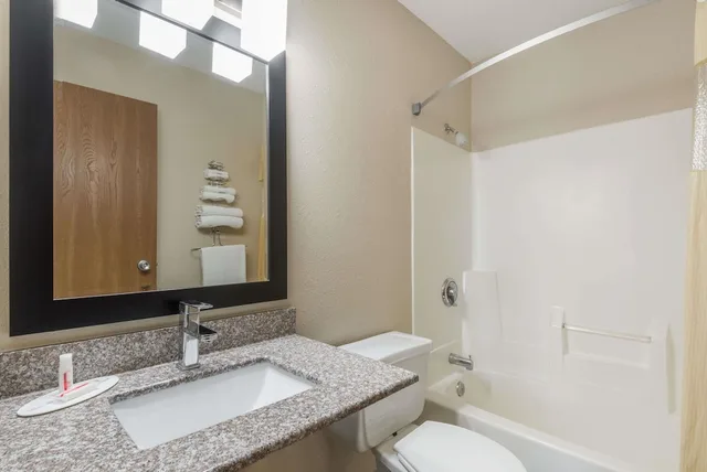 غرفة قياسية بسرير كوين، Days Inn By Wyndham Muncie -Ball State University 6/6