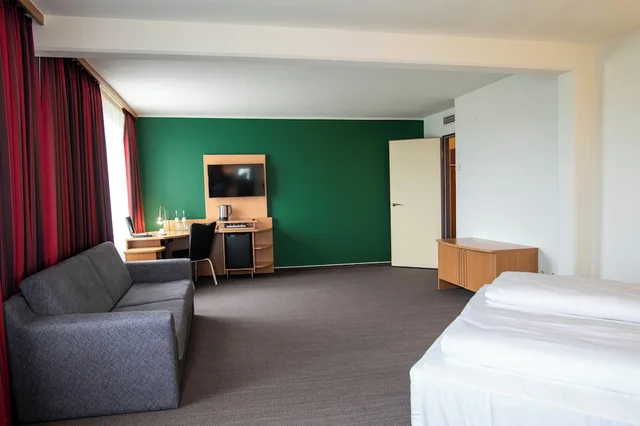 Family, Queen Bed, Sofa, Best Western Conference Airporthotel Frankfurt-Moerfelden 9/10