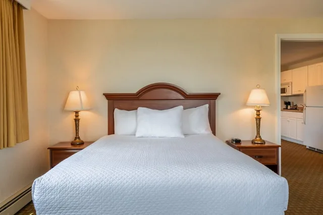 2 Bedrooms, Suite, 2 Queen Beds, Sofa, Ogunquit Hotel 7/10