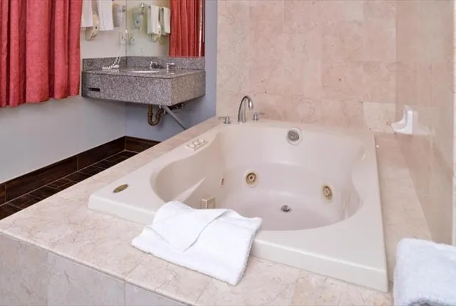 غرفة بسرير كينج بجاكوزي، Emerald Inn on Sunset 3/3