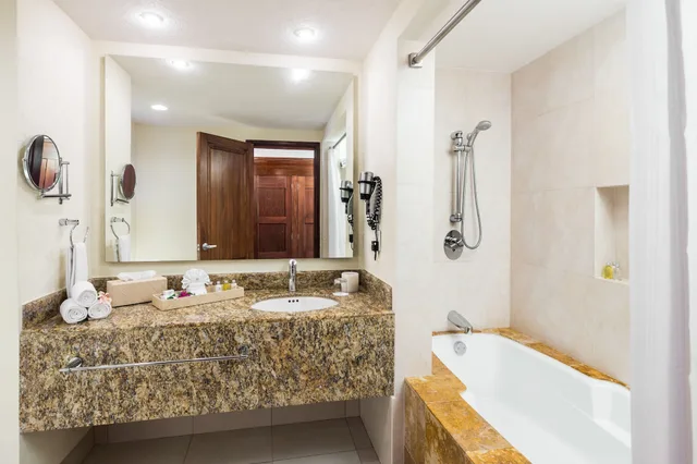 Emerald, Suite, King Bed, Jetted Tub، Bluebay Grand Esmeralda All Inclusive 7/7